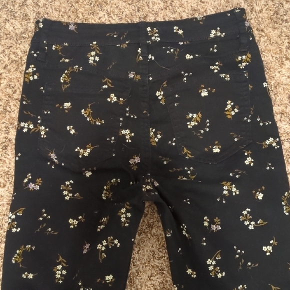 H&M women's black dainty floral high rise skinny jeans - Picture 10 of 10